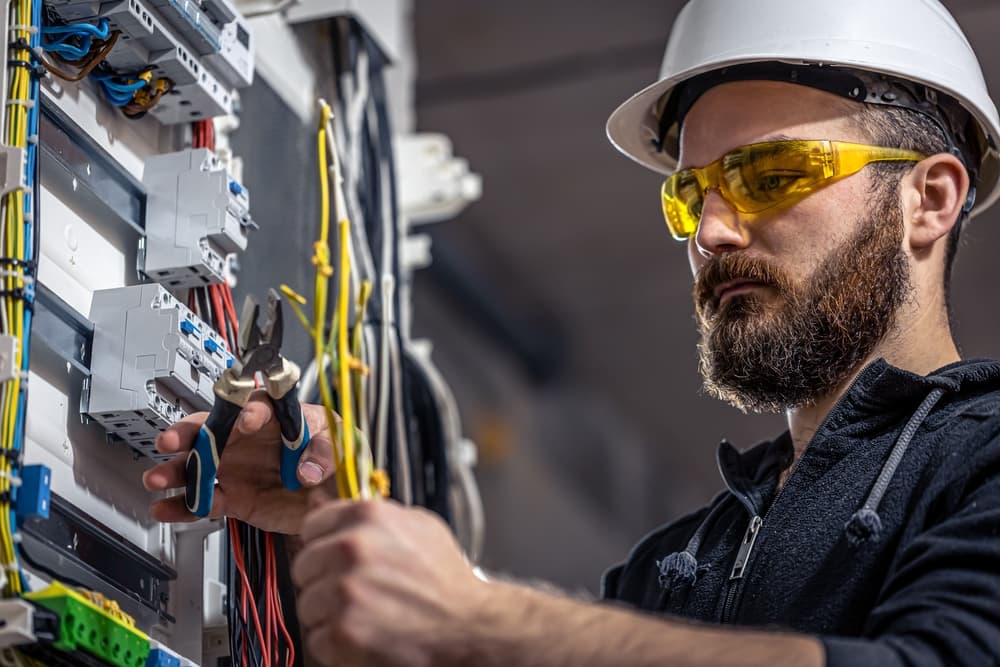 Regelmäßige DGUV 3 Prüfungen: Sicherheit für ortsveränderliche elektrische Betriebsmittel