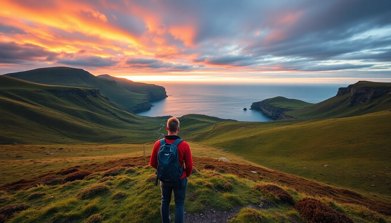 Dingle Way Irland entdecken: Hiker vor der dramatischen Küstenlandschaft.