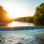 Hochwasserschutzsystem an einem Fluss mit sicherer Installation bei Sonnenaufgang.