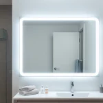 Beleuchtet den Spiegelschrank mit LED-Beleuchtung in einem modernen Badezimmer, unterstreicht elegantes Design.